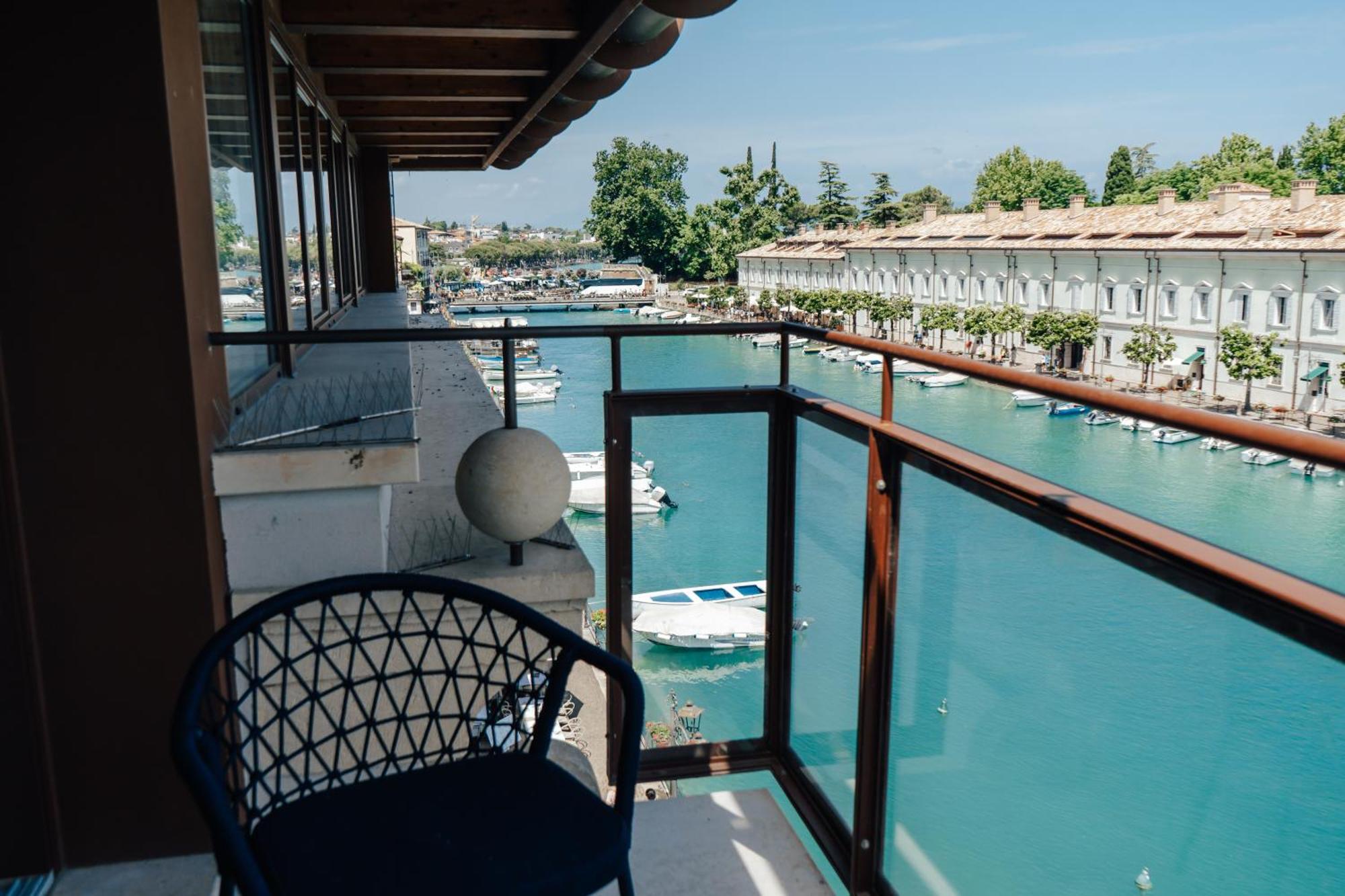 C House Rooms Lake 페스키에라델가르다 외부 사진