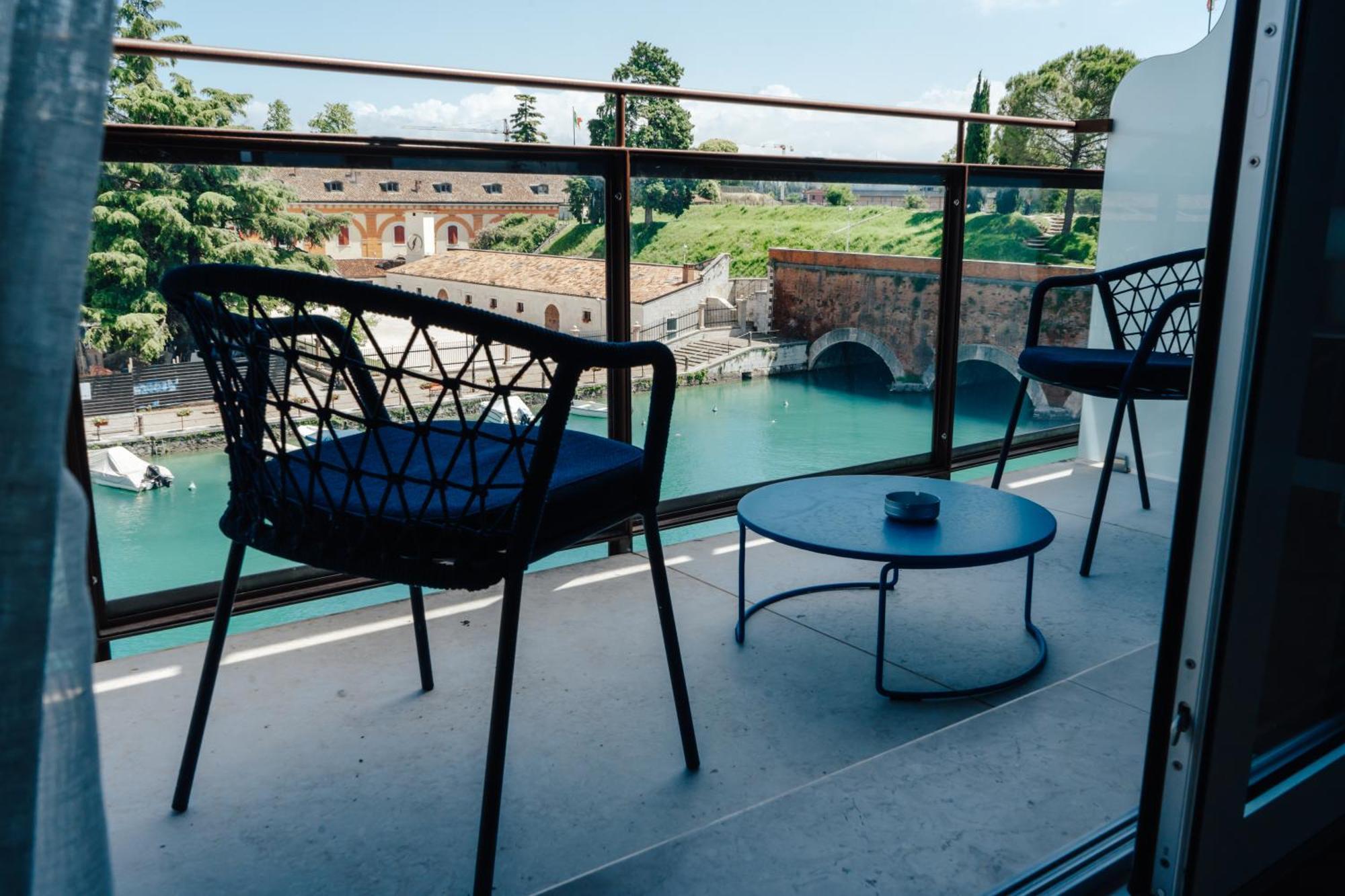 C House Rooms Lake 페스키에라델가르다 외부 사진