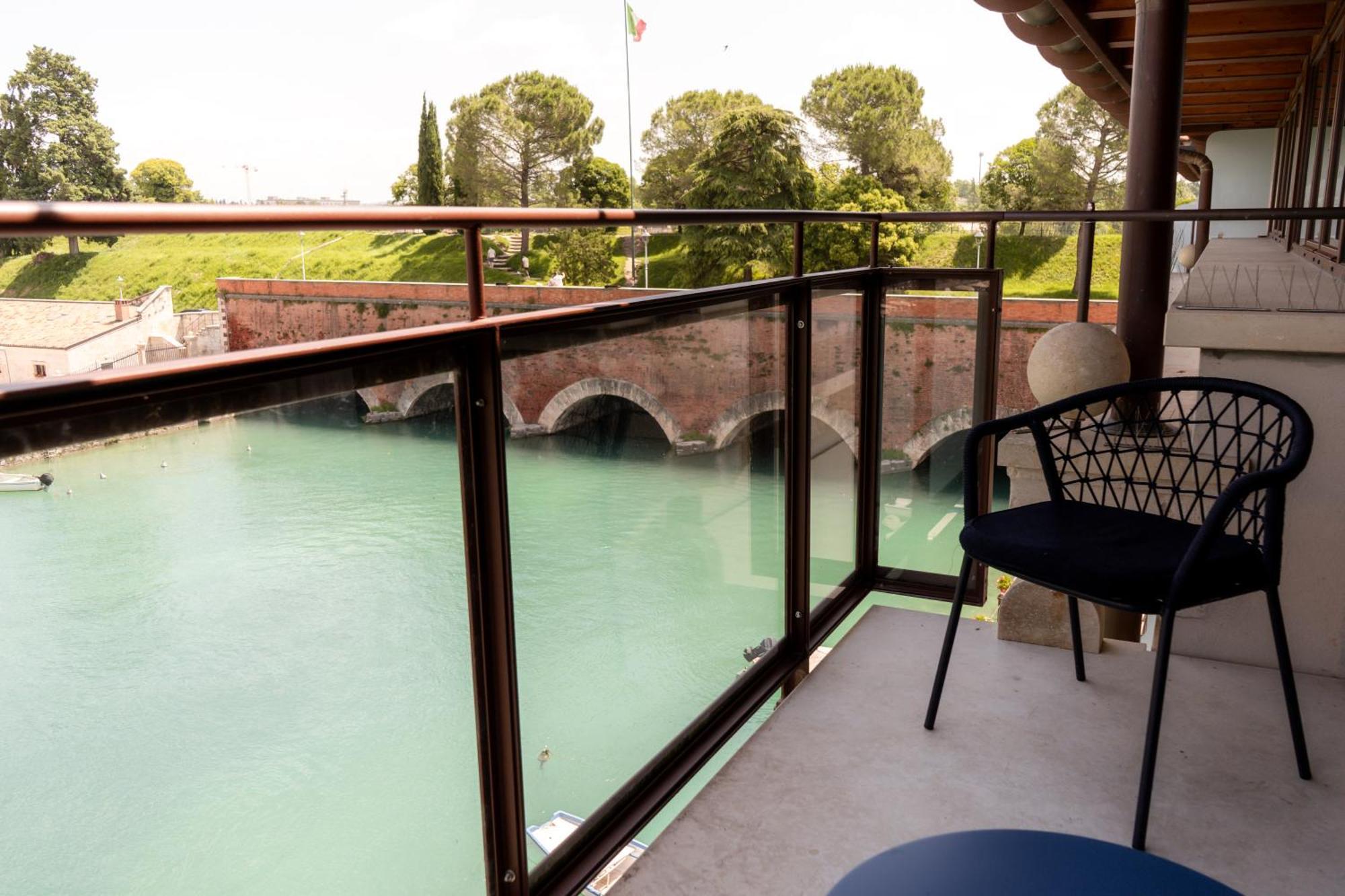 C House Rooms Lake 페스키에라델가르다 외부 사진